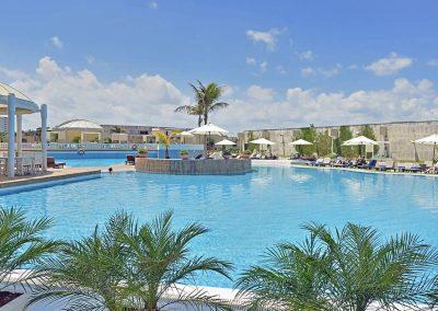 The pool of Melia Cohiba Hotel