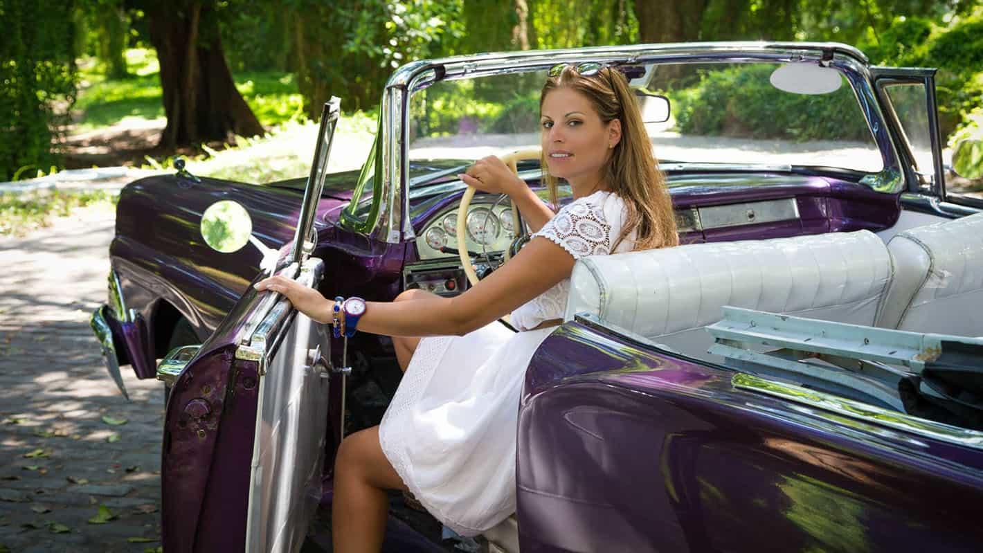 Η νύφη σε αυτοκίνητο αντίκα στο γαμήλιο ταξίδι στην Κούβα
